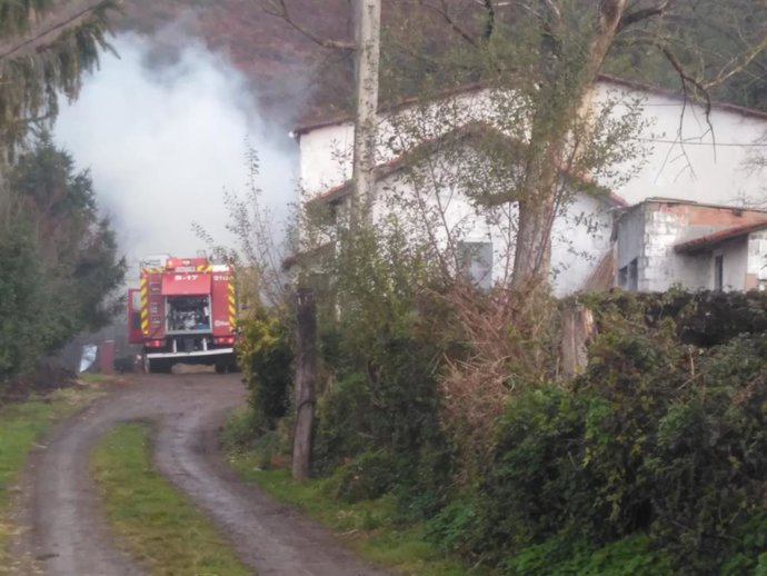 Archivo - Bomberos en un incendio