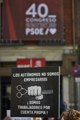 Archivo - Un profesional del sector de la peluquería y estética se concentra con una pancarta que reclama ayudas a los autónomos frente a la sede del PSOE, en Madrid (España),  