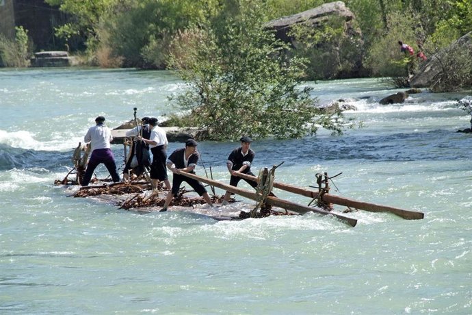 Archivo - Descenso de nabatas por el río Gállego.