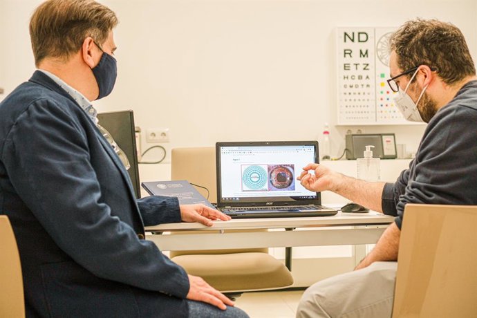 Implante intracorneal