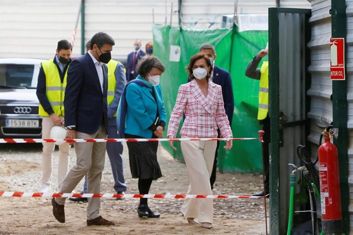 La vicepresidenta primera del Gobierno y ministra de la Presidencia, Relaciones con las Cortes y Memoria Democrática, Carmen Calvo (c), en un recorrido por las obras de la nueva sede de la Biblioteca del Estado. En los Jardines de la Agricultura. Córdob