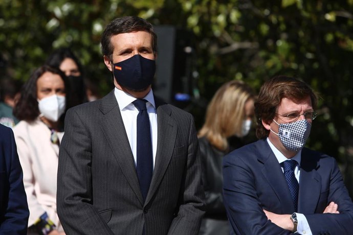 Archivo - El presidente del PP, Pablo Casado, y el alcalde de Madrid y portavoz nacional del partido, José Luis Martínez-Almeida, durante un acto de la Asociación de Víctimas del Terrorismo. En Madrid, a 11 de marzo de 2021. 