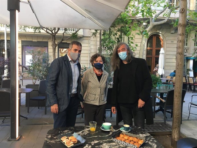 Los escritores Francesc Serés, Maria Barbal y Gerard Quintana, en un desayuno en Sant Jordi