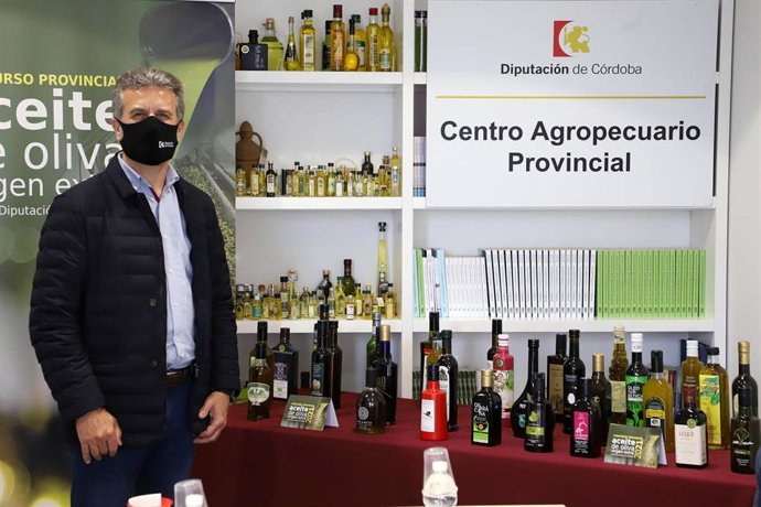 El delegado de Agricultura de la institución provincial, Francisco Ángel Sánchez, junto a los aceites participantes en el certamen.
