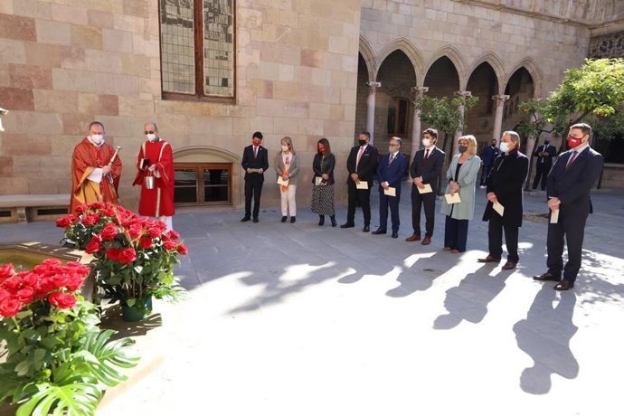 Benedicción de rosas en el Palau de la Generalitat con la asistencia de los consellers de Junts y del expresidente del Govern Artur Mas.