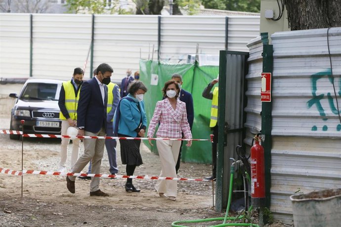 Carmen Calvo con Pedro Fernández y Rafaela Valenzuela en la Biblioteca Pública del Estado de Córdoba.