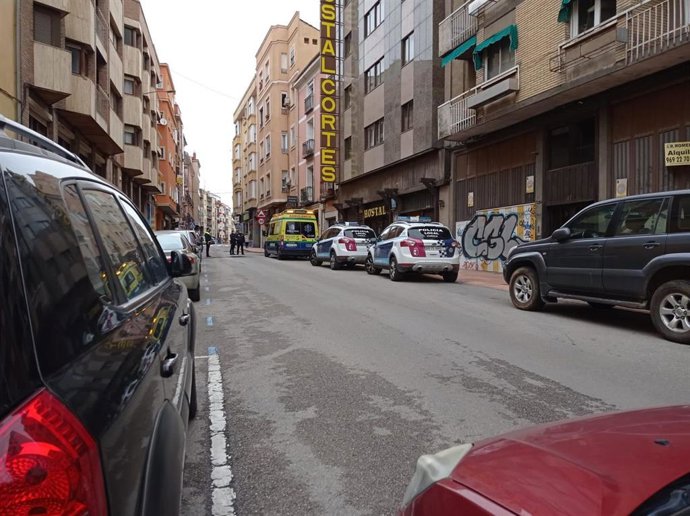 Trasladado al Hospital un varón  tras sufrir un brote psicótico y arrojar objetos a la calle Ramón y Cajal de Cuenca.