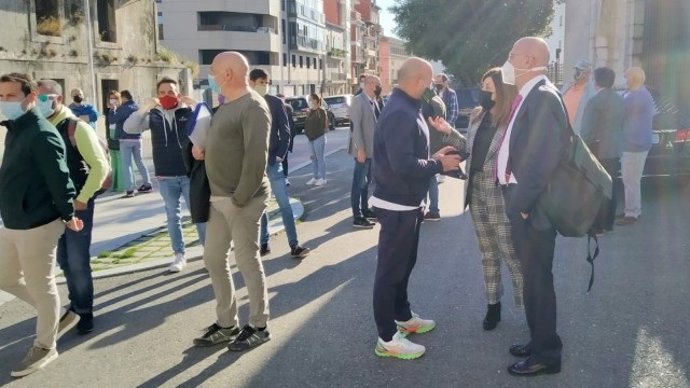 La presidenta del Partido Popular, María José Sáenz de Buruaga, con los hosteleros