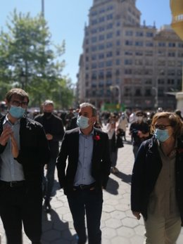 El primer teniente de alcalde de Barcelona, Jaume Collboni, y la concejal de Comercio, Montserrat Ballarín, (PSC) en paseo de Grcia por la Diada de Sant Jordi.
