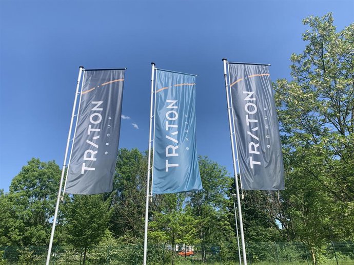 Logo de Traton en banderas.