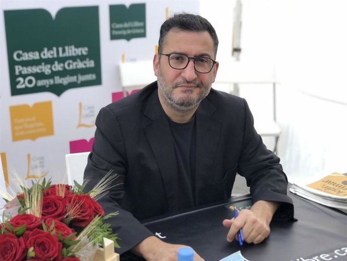 El periodista y productor de televisión Toni Soler ha estado firmando libros este viernes 23 de abril de 2021 en el Paseo de Grcia de Barcelona, en ocasión de la Diada de Sant Jordi.