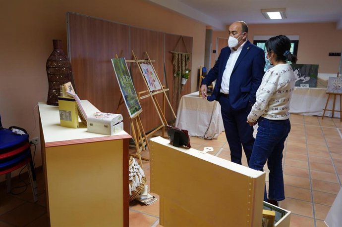 Visita del presidente de la Diputación de Segovia a una de las Aulas de Manualidades.