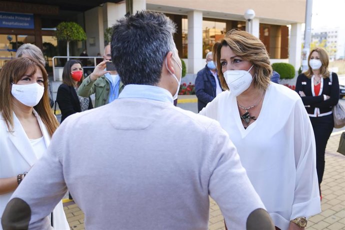 La secretaria general del PSOE-A, Susana Díaz (d), este viernes en una visita al Hospital de Bormujos (Sevilla).