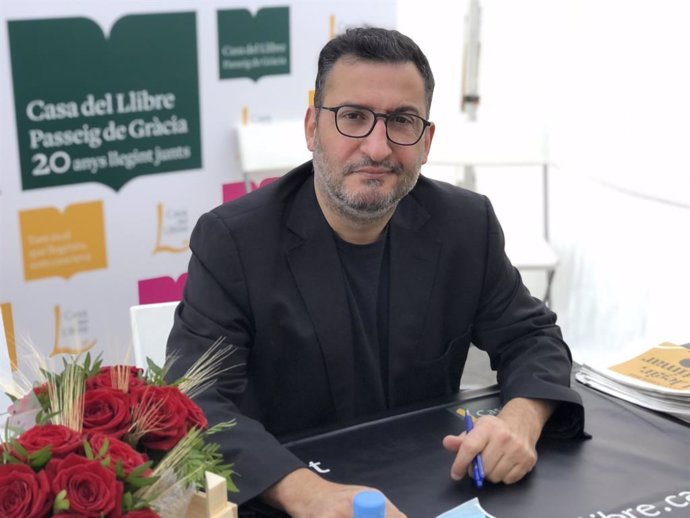 El periodista i productor de televisió Toni Soler signa llibres aquest divendres 23 d'abril al Passeig de Grcia de Barcelona, en motiu de la diada de Sant Jordi.