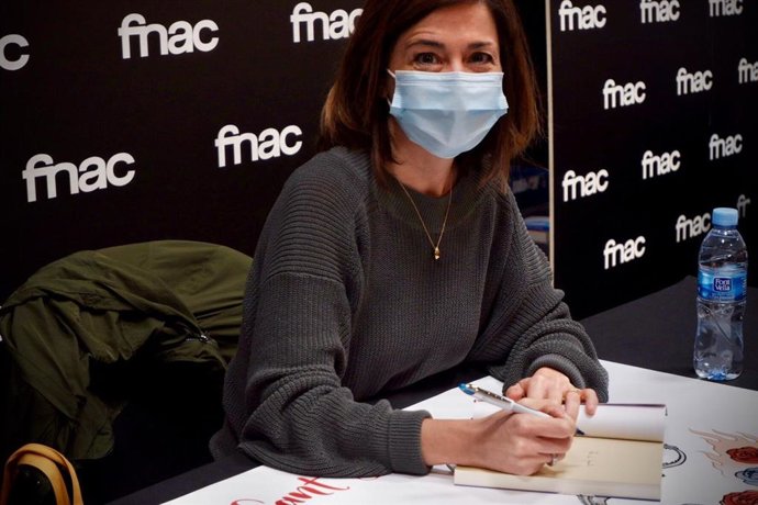 La escritora Marta Orriols firma libros por Sant Jordi