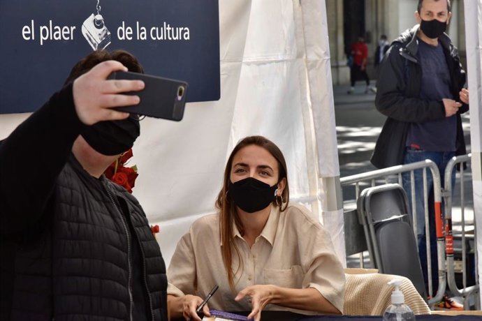 La escritora Irene Sol se toma un selfie con un lector en Sant Jordi