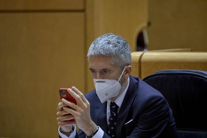 El ministro del Interior, Fernando Grande-Marlaska , durante una sesión de control al Gobierno en la Cámara Alta, a 13 de abril de 2021, en Madrid (España). Este martes el Ejecutivo se enfrenta en la Cámara Alta a preguntas de la oposición que incluyen 