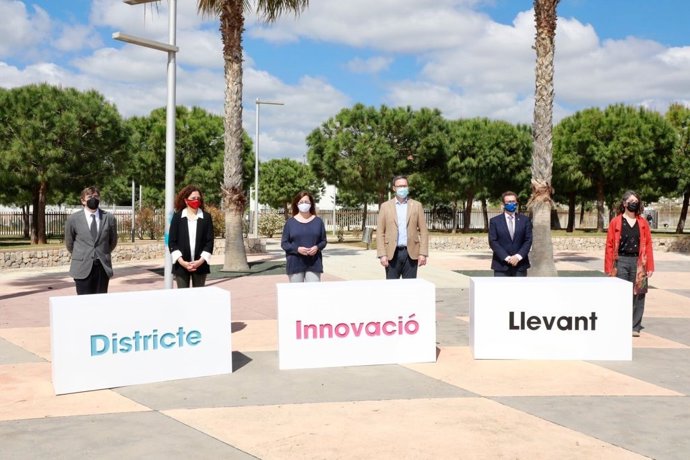 Francesc Antich (APB); la presidenta del Consell de Mallorca, Catalina Cladera, la presidenta del Govern, Francina Armengol; el alcalde de Palma, José Hila; el rector de la UIB, Lloren Huguet, y la regidora de Palma, Neus Truyol