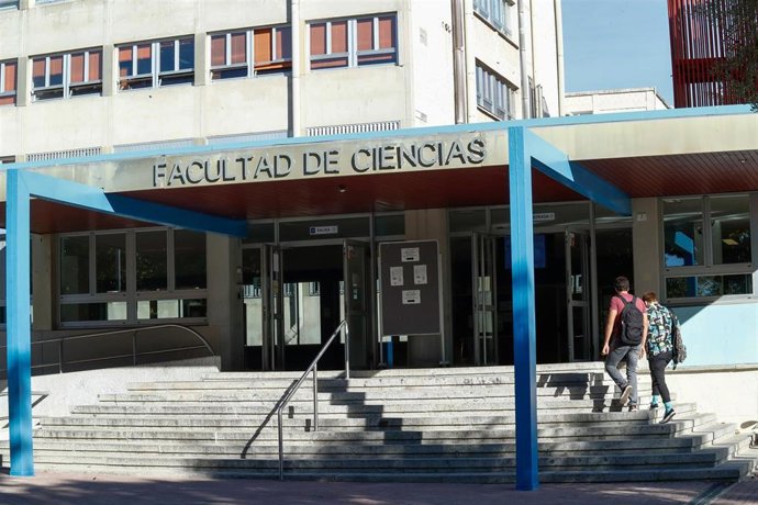 Archivo - Dos estudiantes entran en la Facultad de Ciencias.