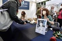 Irene Vallejo pone el colofón firmando tras el pregón a un "Sant Jordi de todos"