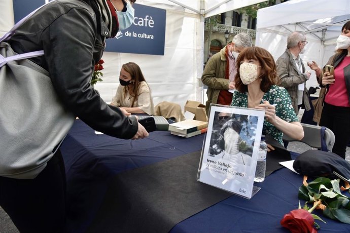 La escritora Irene Vallejo riendo con un lector en Sant Jordi