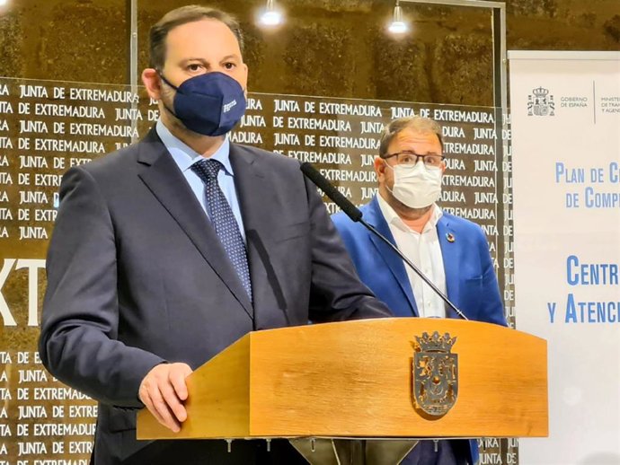 El ministro de Transportes, José Luis Ábalos, en rueda de prensa en Mérida