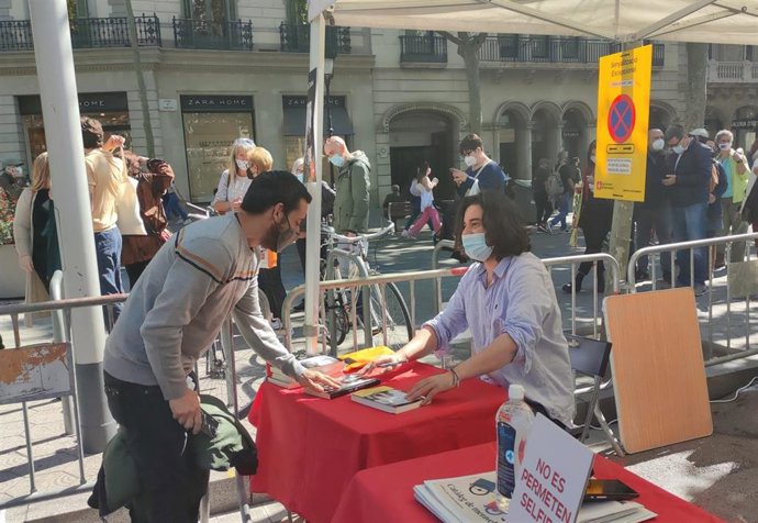 Manuel Jabois firma libros en Sant Jordi