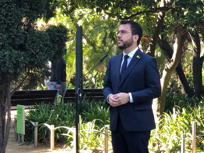 El vicepresident del Govern en funcions, Pere Aragons, en declaracions als periodistes al Palau Robert de Barcelona el 23 d'abril del 2021.