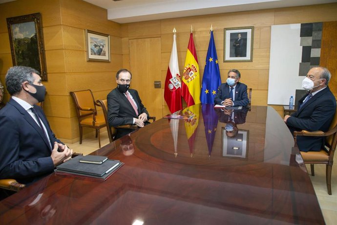 El presidente de Cantabria, Miguel Ángel Revilla, y el consejero de Industria, Turismo, Innovación, Transporte y Comercio, Javier López Marcano, reciben al consejero delegado y al presidente de EDP España, Rui Teixeira y Manuel Menéndez.