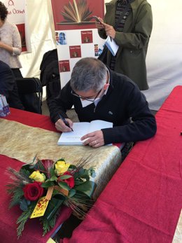 El escritor Jordi Amat firma libros por Sant Jordi