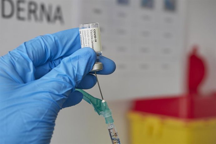 Una profesional sanitaria sostiene un vial con la vacuna de Janssen contra el Covid-19