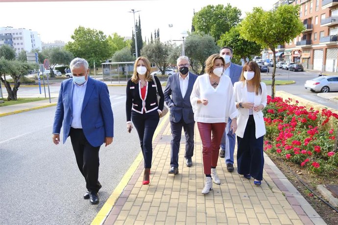 La secretaria general del PSOE-A, Susana Díaz (2 por la dcha), en una visita al Hospital de Bormujos (Sevilla) este viernes.