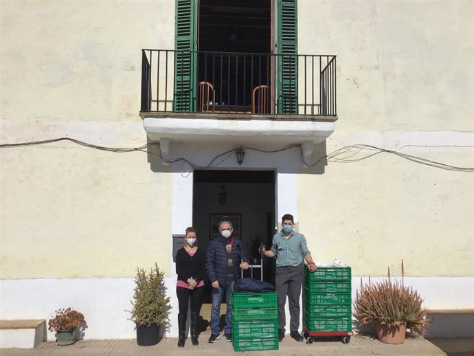 Un trabajador de Mercadona entregando alimentos a Can Gaz.