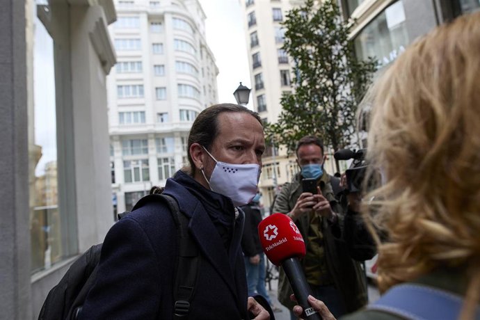 El candidato de Unidas Podemos a la Presidencia de la Comunidad de Madrid, Pablo Iglesias, responde a los medios tras abandonar un debate electoral organizado por la cadena SER, a 23 de abril de 2021, en Madrid (España). Iglesias ha abandonado esta maña