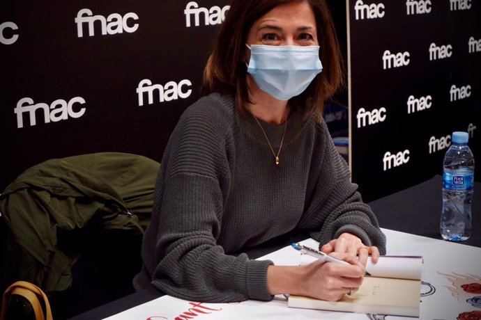 L'escriptora Marta Orriols signa llibres per Sant Jordi.
