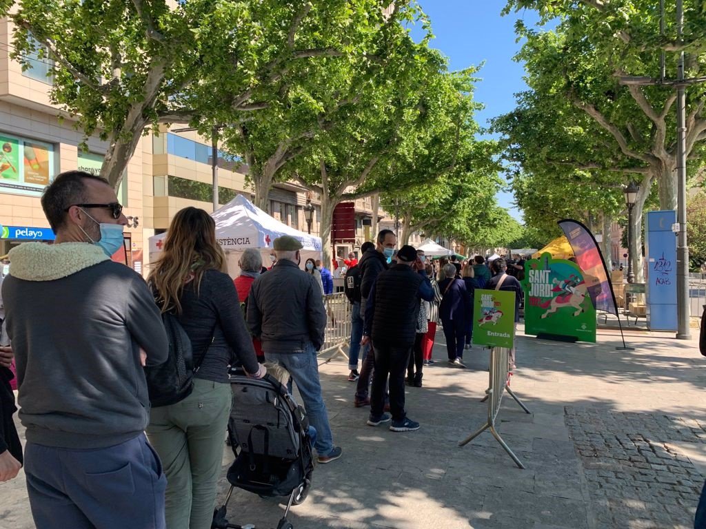 Colas para entrar en el espacio de Sant Jordi en Lleida