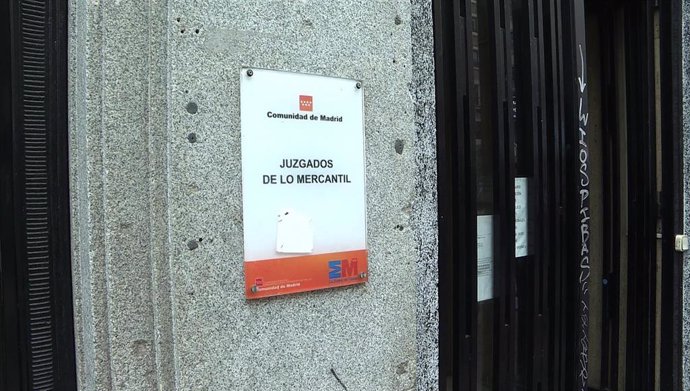Archivo - Letrero en la puerta principal del Juzgado de lo Mercantil Número Dos de Madrid 