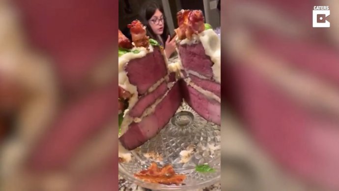 Un padre sorprende a su hijo con una tarta de tres pisos hecha con tres cortes de carne por su cumpleaños