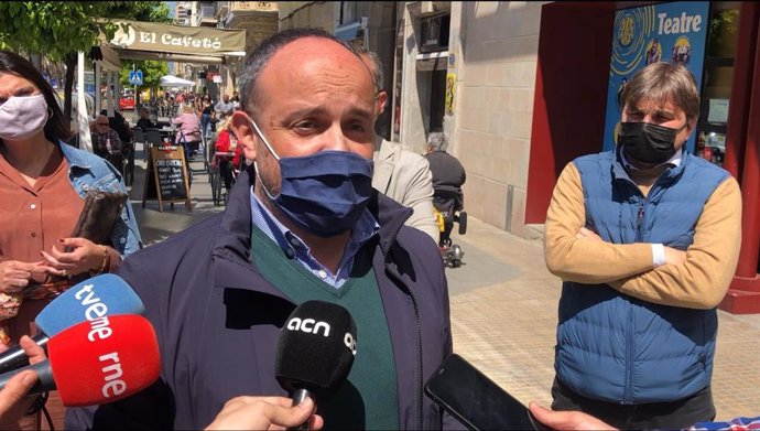 El presidente del PP catalán, Alejandro Fernández, en declaraciones a los medios en Tarragona con motivo de Sant Jordi.