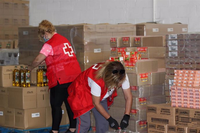 Voluntarias de Cruz Roja preparan el reparto de alimentos.