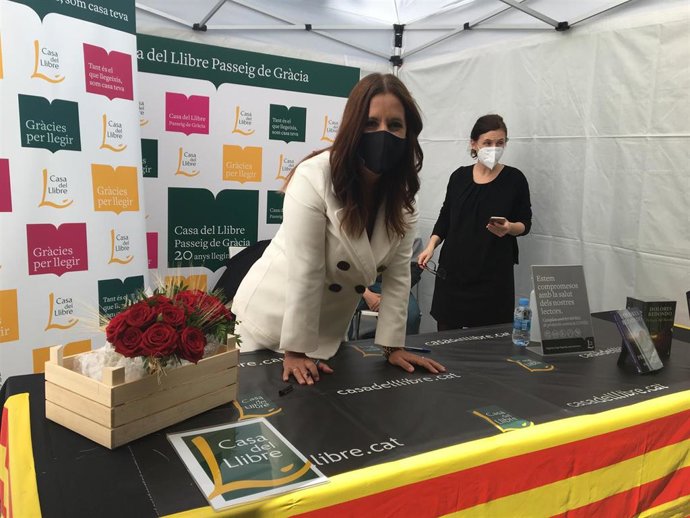 La escritora Dolores Redondo en las firmas de Sant Jordi