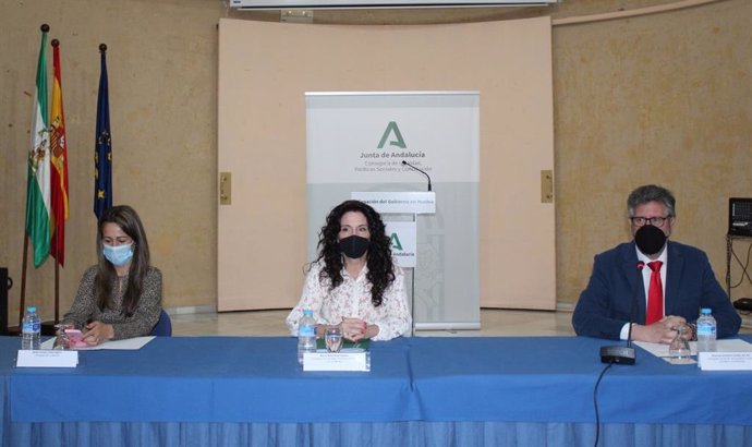 La consejera de Igualdad, Políticas Sociales y Conciliación, Rocío Ruiz, ha firmado este viernes convenios con siete ayuntamientos de la provincia de Huelva.