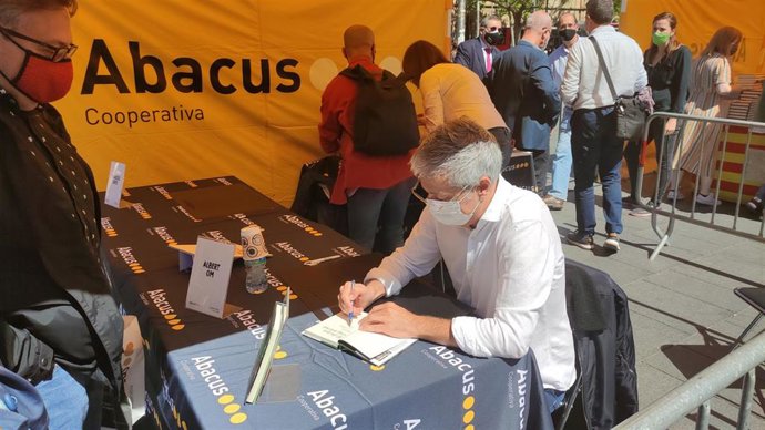 El periodista y escritor Albert Om firma libros en Sant Jordi
