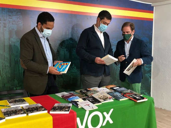 El líder de Vox en Catalunya, Ignacio Garriga, en la sede de Vox en Barcelona junto a Joan Garriga en el día de Sant Jordi.