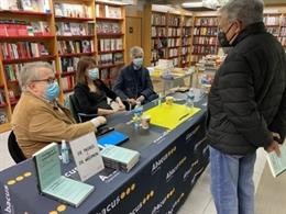 El presidente del Comb Jaume Padrós, la periodista Gemma Bruna y el secretario de Salud Pública Josep Maria Argimon firman libros por Sant Jordi