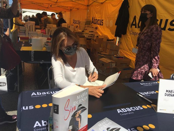 La escritora María Dueñas firma libros por Sant Jordi