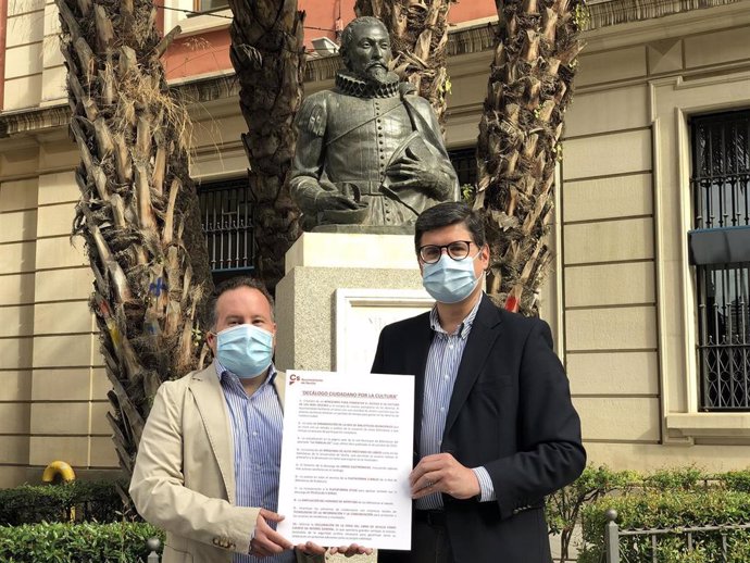 Pimentel y López Aparicio, junto a la estatua de Cervantes, con el Decálogo Ciudadano por la Cultura