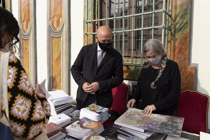El presidente de la Diputación de Córdoba, Antonio Ruiz, visita la mesa donde se reparten los libros.