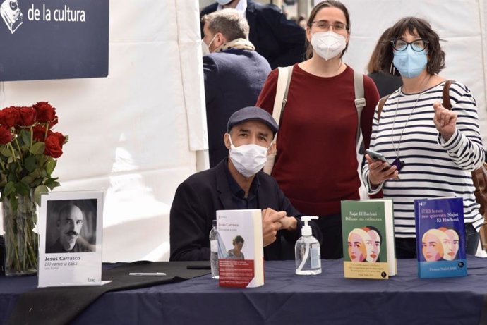 El escritor Jesús Carrasco en la firma de libros por Sant Jordi