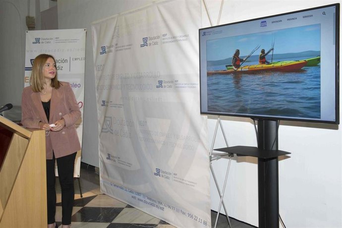 Ana Carrera presentando el programa DipuEmplea
